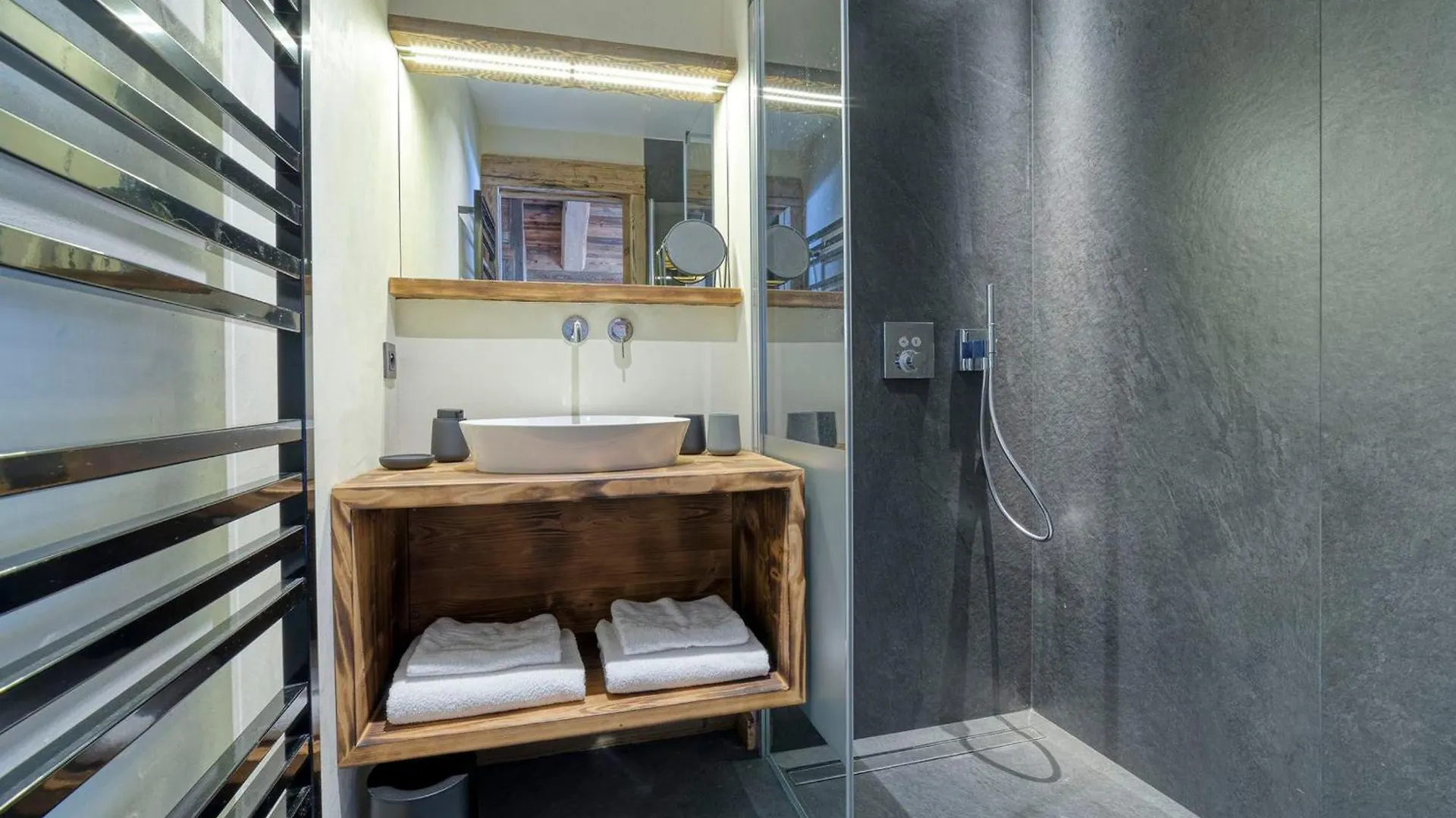 Chalet 5* A La Clusaz : Piscine Chauffee, Skis Aux Pieds, 6 Chambres, Garage 3 Voitures - Fr-1-459-149